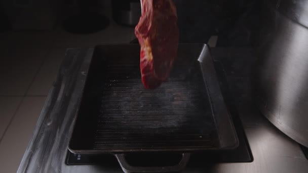 Koka Stek Grillpanna Färskt Stekt Kött — Stockvideo