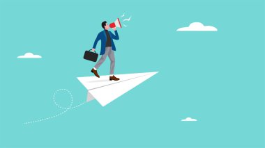 İletişim, duyuru veya pazarlama mesajı, yüksek sesli tanıtım uyarısı veya önemli bilgi konsepti, origami uçağındaki iş adamı bağırıyor veya megafondan mesaj duyuruyor