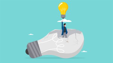 İş stratejilerini ya da fikirlerini değiştirmek, kariyer başarısı için yeni iş olanaklarına geçmek, iş adamlarının uçması, kırık ampulü yeni ampul kavramı konsepti çizimi kullanarak bırakmak