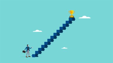 Hedefe ulaşmak için küçük adımlar ya da büyük hedeflere ulaşmak, tutarlılık ve azim, küçük değişim büyük etki konsepti, iş adamı şampiyonluk kupasına ulaşmak için özenle küçük merdivenleri tırmanır