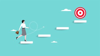 Başarı ya da kariyer yolunda ilerleme, hedefe ya da iş hedefine ulaşmak için yolculuk, iş için kişisel kalkınma hedefi, hedefe ulaşmak için bir yol, iş kadını hayatının hedeflerine ulaşmak için merdivenleri tırmanır.