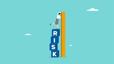 Risk yönetimi, iş stratejisindeki bir kararın yüksek riskini ölçmek, iş kadını risk sözcüğüyle bir yığın küpün üzerinde duruyor ve bir cetvelle boylarını ölçüyor.