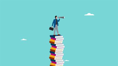 Kariyer fırsatı için eğitim, gelecekteki başarı için iş becerisi, beceri geliştirme için kişisel gelişim, iş adamı başarı fırsatını görmek için bir yığın kitaba tırmanıyor.