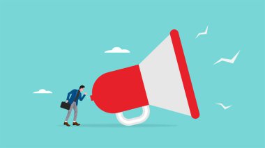 duyurular ya da promosyonlar konsepti, çalışanlarla iletişim kurma yürütme becerisi, fikir beyan eden kişi, iş adamı lideri halka büyük bir megafon konuşması yaptı