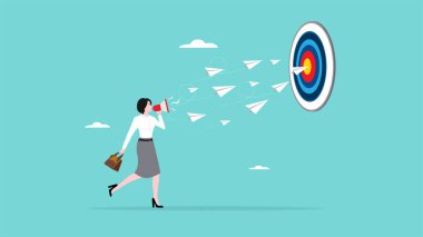 Ticari pazarlama hedef stratejisi, becerisi veya iş başarısına ulaşmak için bilgi veya becerisi, kadın iş hedefine ulaşmak için megafon kullanarak kağıt uçağın yönünü kontrol eder