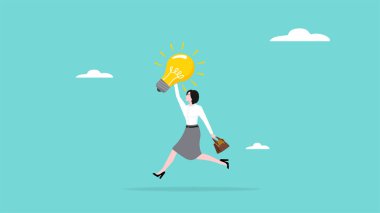 Kariyer başarısı, yaratıcılık ya da ticari başarı için parlak fikir, akıllı iş kadını ampul fikri tutarken atlıyor