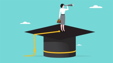 Yüksek öğrenim fırsatı, yüksek öğrenim ile iş fırsatı, mezuniyet şapkasının üzerinde duran bir kadın dürbünle iş fırsatları arıyor