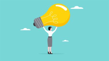 İş kadını yeni ürün fikri veya iş fırsatı için büyük ampul fikri getiriyor, yeni ürün yaratmak için yeni fikir, yaratıcılık veya yenilik bulmak, sorunu çözmek veya hata kavramını düzeltmek için çözüm bulmak