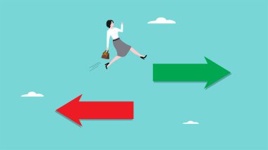 Daha iyi iş stratejisinde değişiklik, ticari büyüme veya kariyer başarısı elde etmek için yeni iş stratejisi, İş kadını geçmişe ve geleceğe bakan oklarla simgeye atlıyor