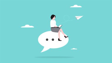 Müşteri ilişkileri yönetimi, CRM, sohbet robotu veya müşteriler için otomatik mesajlar, büyük konuşma baloncuğunun üzerinde otururken dizüstü bilgisayarla müşteri sohbeti yapan akıllı iş kadını