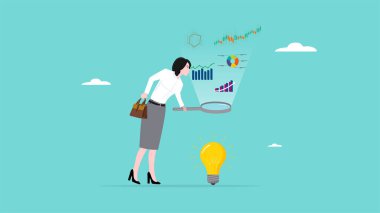 Veri bilimci, tavsiye ve şirket karar desteği üretmek için verileri analiz et, iş görüşü için verileri analiz et, iş görüşü için büyüteç kullanan kadın ampul fikrini analiz et