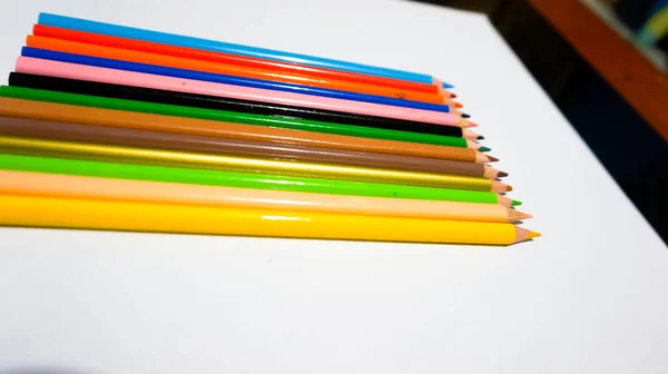Lápices Color Madera Dispuestos Granel Sobre Fondo Blanco Aislado — Foto de Stock