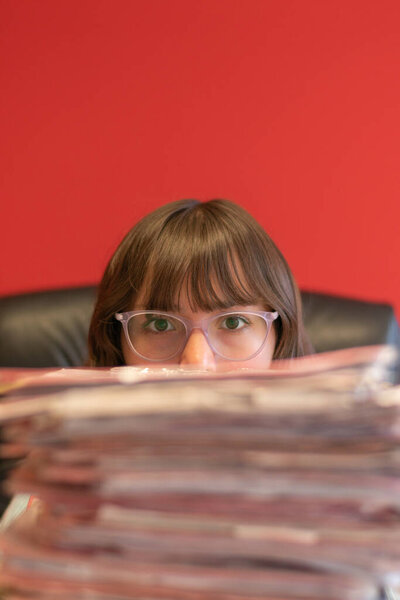 молодая исполнительная женщина, работающая в офисном прикрытии