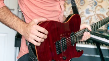 gitar ile genç müzisyen