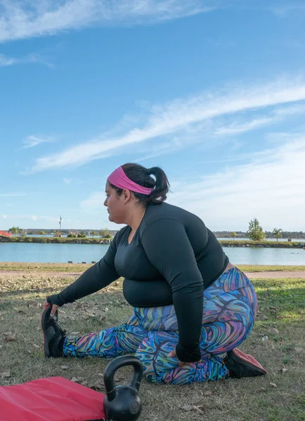 Молода Товста Жінка Розтягує Ноги Парку Біля Озера — стокове фото