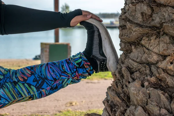 Молода Товста Жінка Розтягує Ноги Парку Біля Озера — стокове фото