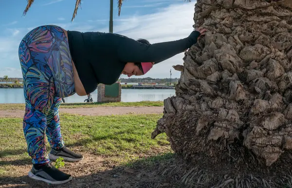 Mulher Gorda Jovem Esticando Seu Corpo Parque Junto Lago Hea — Fotografia de Stock