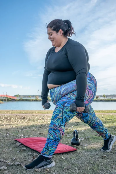 Mladá Tlustá Žena Cvičení Činkami Parku Jezera — Stock fotografie