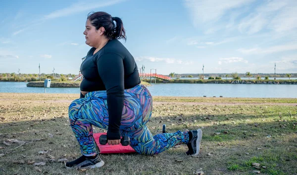 Mladá Tlustá Žena Cvičení Činkami Parku Jezera — Stock fotografie
