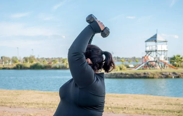 Jovem Mulher Gorda Exercitando Com Halteres Parque Pelo Lago — Fotografia de Stock