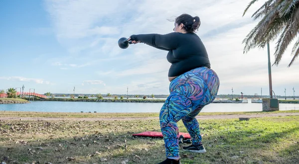 Mulher Gorda Jovem Exercitando Com Kettlebells Parque Pelo — Fotografia de Stock