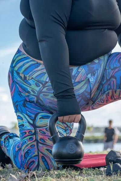 Mulher Gorda Jovem Exercitando Com Kettlebells Parque Pelo — Fotografia de Stock