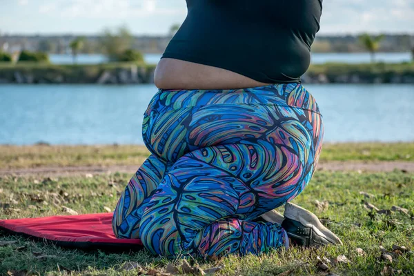 Mulher Gorda Jovem Esticando Seu Corpo Parque Junto Lago Hea — Fotografia de Stock