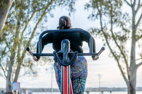 Mulher Gorda Jovem Exercitando Quadris Abdominais Parque Junto Lago — Fotografia de Stock