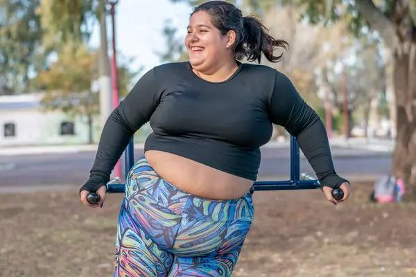 在湖边公园锻炼臀部和腹肌的年轻胖女人 — 图库照片