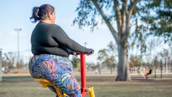 年轻的胖女人在湖边的公园里做腿部运动 治疗方法 — 图库照片