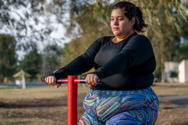 年轻的胖女人在湖边的公园里做腿部运动 治疗方法 — 图库照片