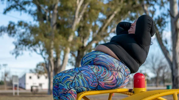 年轻的胖女人在湖边的公园里做腹肌锻炼 Healt案 — 图库照片