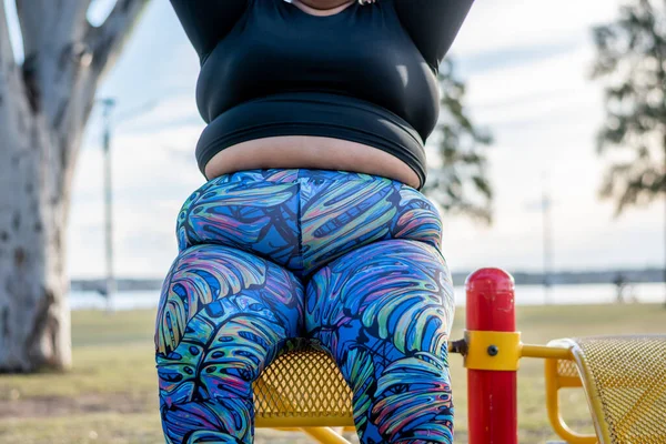 若い太った女性が湖のそばの公園で腹筋のトレーニングをしている ヘール — ストック写真