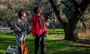 İki arkadaş kamp alanında yürüyor.