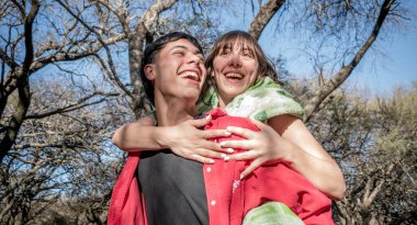 İki genç ve güzel arkadaş birbirlerinin üstünde oynayarak eğleniyorlar. 