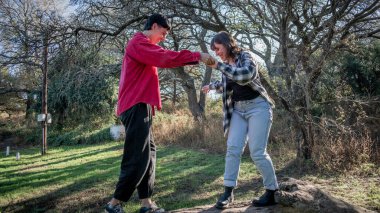 İki genç arkadaş kamp alanında eğleniyor.