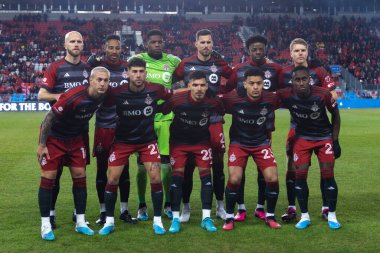 Toronto, ON, Kanada - Match 23: Toronto FC takım oyuncuları Toronto, Kanada 'daki BMO Field' da Toronto FC (Kanada) ve Columbus Crew (ABD) arasında oynanan 2023 MLS Normal Sezonu maçından önce (Score 1: 1))