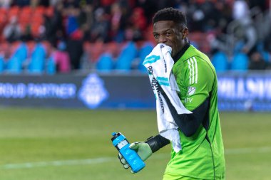 Toronto, ON, Kanada - Match 23: Sean Johnson # 1 Toronto FC kalecisi 2023 MLS Düzenli Sezonu maçı sırasında Toronto FC (Kanada) ve Columbus Crew (ABD) arasında Toronto, Kanada 'daki BMO Field' da oynanan maçta