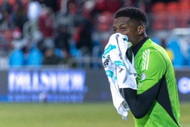 Toronto, ON, Kanada - Match 23: Sean Johnson # 1 Toronto FC kalecisi 2023 MLS Düzenli Sezonu maçı sırasında Toronto FC (Kanada) ve Columbus Crew (ABD) arasında Toronto, Kanada 'daki BMO Field' da oynanan maçta