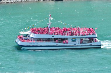 Niagara Şelalesi Kasabası, Kanada - 30 Mayıs 2015: Gezi teknesindeki turistler Niagara Şelalesine daha yakından bakın