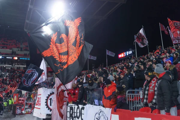 Toronto, ON, Kanada - Toronto, Kanada 'daki BMO Field' da Toronto FC (Kanada) ve Columbus Crew (ABD) arasında oynanan 2023 MLS Normal Sezonu maçı sırasında Toronto FC taraftarları (Score 1: 1))