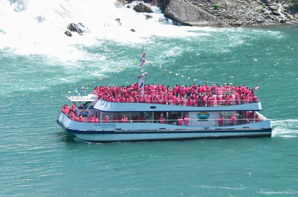 Niagara Şelalesi Kasabası, Kanada - 30 Mayıs 2015: Gezi teknesindeki turistler Niagara Şelalesine daha yakından bakın