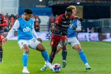 Toronto, ON, Kanada - 1 Nisan: Richie Laryea # 22 Toronto FC defans oyuncusu, Toronto FC (Kanada) ile Charlotte FC (ABD) arasında oynanan 2023 MLS Normal Sezonu maçında topu Toronto, Kanada 'da BMO Field' da (Skoru 2: 2)