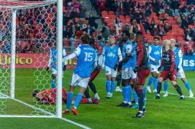 Toronto, ON, Kanada - 1 Nisan: Toronto FC, Toronto, Kanada 'daki BMO Field' da Toronto FC (Kanada) ve Charlotte FC (ABD) arasında oynanan 2023 MLS Normal Sezonu maçında cesaret skorunu yaptı (Score 2: 2)