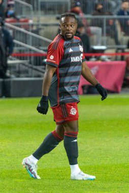 Toronto, ON, Kanada - 1 Nisan: Ayo Akinola # 20 ileri Toronto FC 2023 MLS Düzenli Sezonu maçı sırasında Toronto FC (Kanada) ve Charlotte FC (ABD) arasında Toronto, Kanada 'daki BMO Field' da (Score 2: 2)