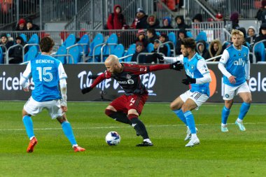 Toronto, ON, Kanada - 1 Nisan: Michael Bradley # 4 orta saha oyuncusu Toronto FC (Kanada) ile Charlotte FC (ABD) arasında oynanan 2023 MLS Normal Sezonu maçı sırasında topla birlikte Toronto, Kanada 'daki BMO Field' da top sürüyor.)