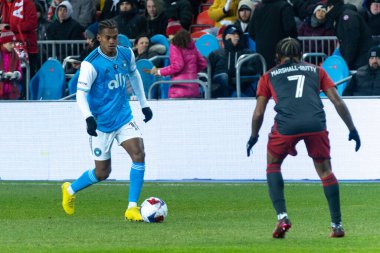 Toronto, ON, Kanada - 1 Nisan: Kerwin Vargas # 18 ileri Charlotte FC 2023 MLS Düzenli Sezonu maçı sırasında Toronto FC (Kanada) ve Charlotte FC (ABD) arasında Toronto, Kanada 'daki BMO Field' da (Skor 2: 2)