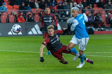 Toronto, ON, Kanada - 1 Nisan: Enzo Copetti # 9 ileri Charlotte FC (R) maçında Toronto FC (Kanada) ile Charlotte FC (ABD) arasında oynanan 2023 MLS Normal Sezonu maçı sırasında Toronto, Kanada 'daki BMO Field' da (Score 2: 2)