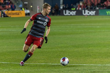 Toronto, ON, Kanada - Maç 18, 2023: Toronto FC 'nin 17 numaralı defans oyuncusu Toronto FC (Kanada) ve Inter Miami FC (ABD) arasında Toronto, Kanada' daki BMO Field 'da oynanan maçta üçüncüyle koştu. MLS Düzenli Sezonu.