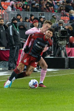 Toronto, ON, Kanada - Maç 18, 2023: Toronto FC # 21 orta saha oyuncusu Toronto FC (Kanada) ve Inter Miami FC (ABD) arasında Toronto, Kanada 'da oynanan karşılaşma sırasında düştü. MLS Düzenli Sezonu.